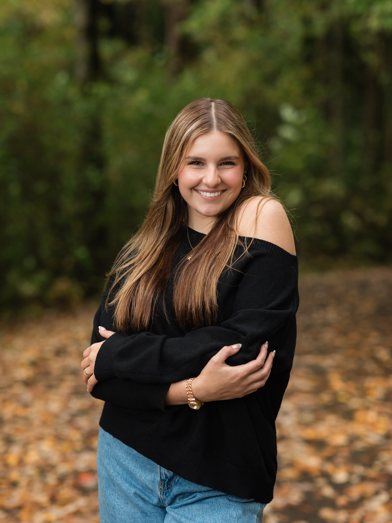 senior girl in black sweater posing for senior portraits at park cleveland senior photographer