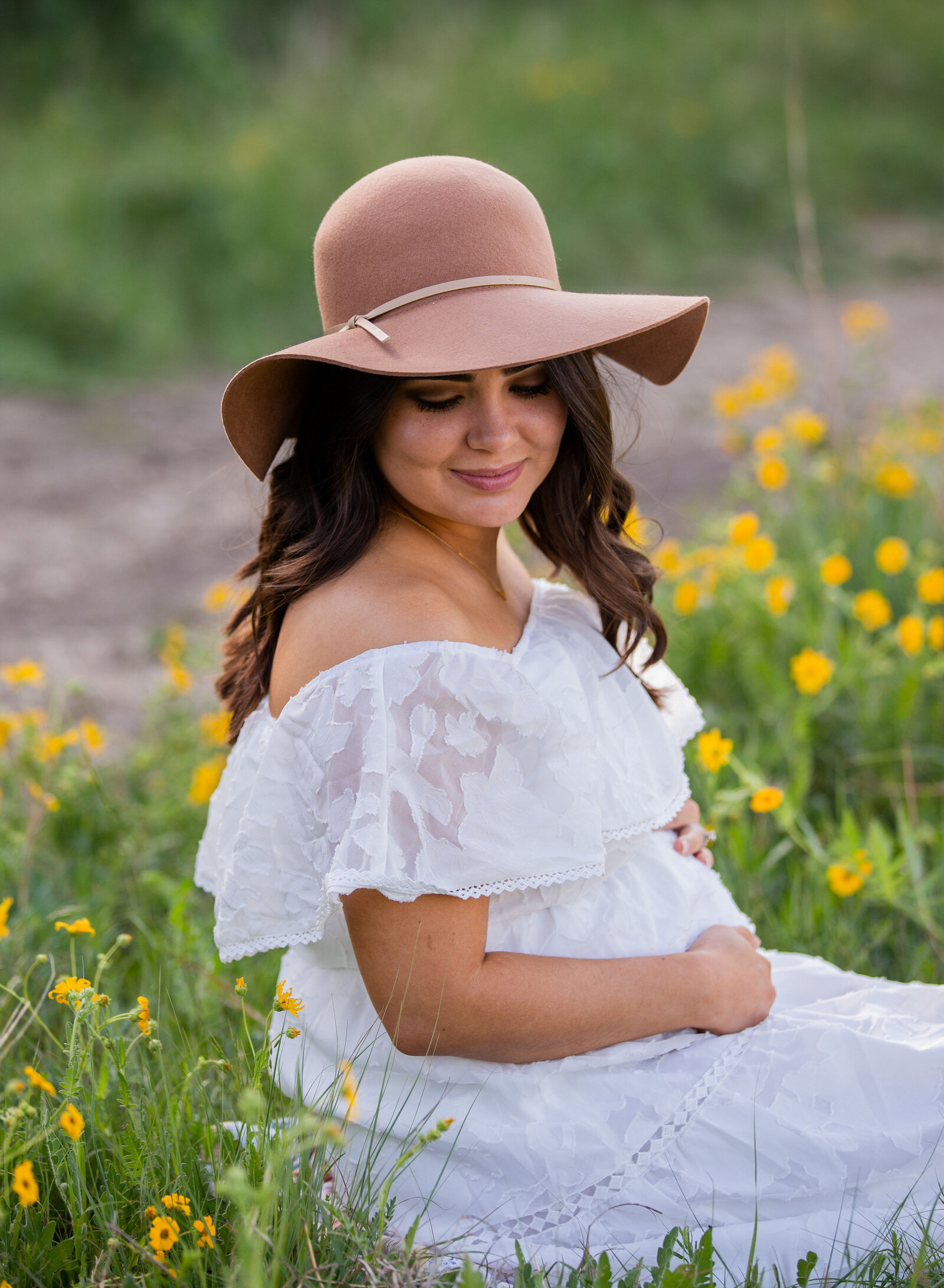 mom to be in flowers and hat