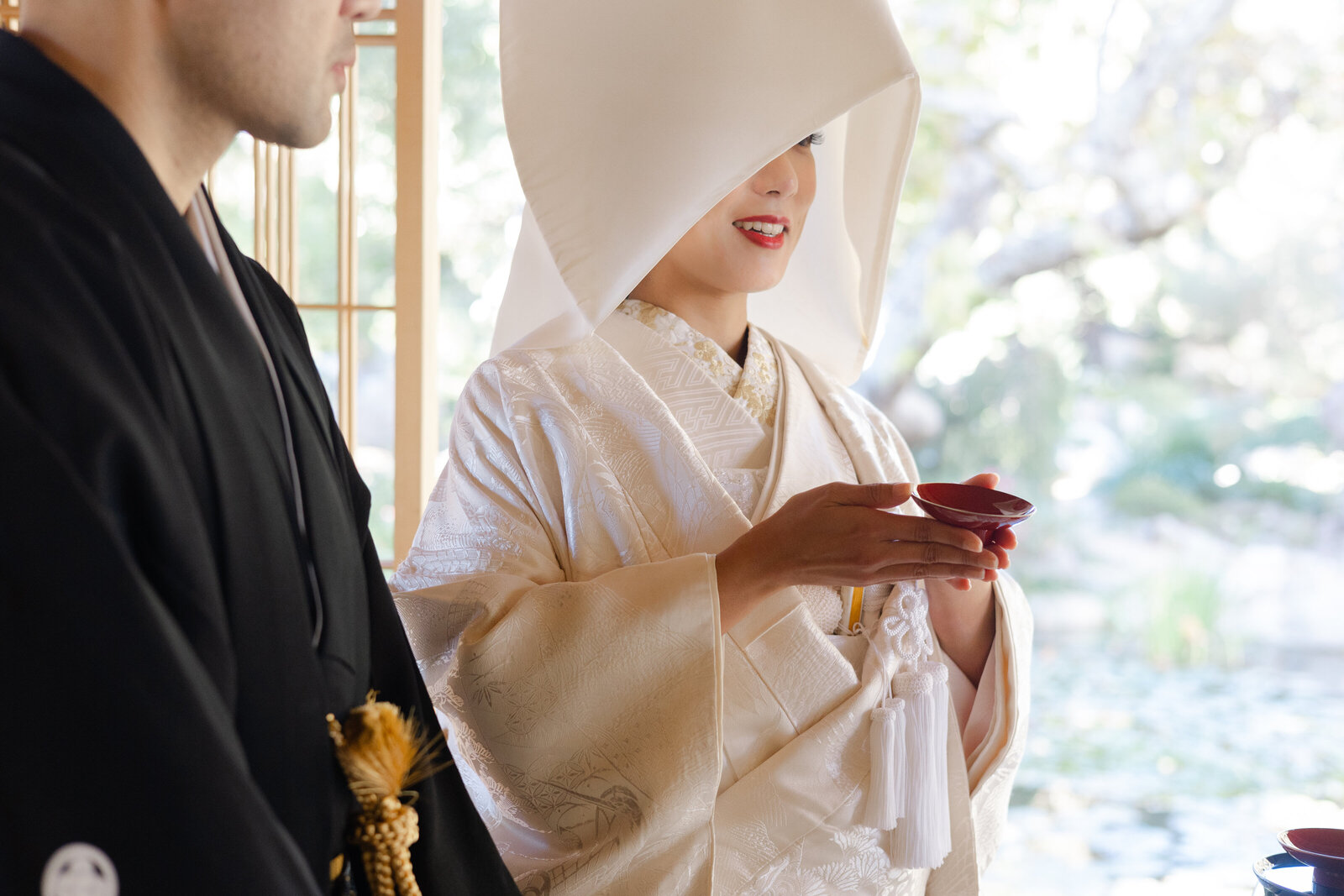 Bride in shiromuku sipping sake at Storrier Stearns (ceremonial toast) | 着物レンタル 和婚 白無垢 盃事 ロサンゼルス ストーリア・スターンズ日本庭園