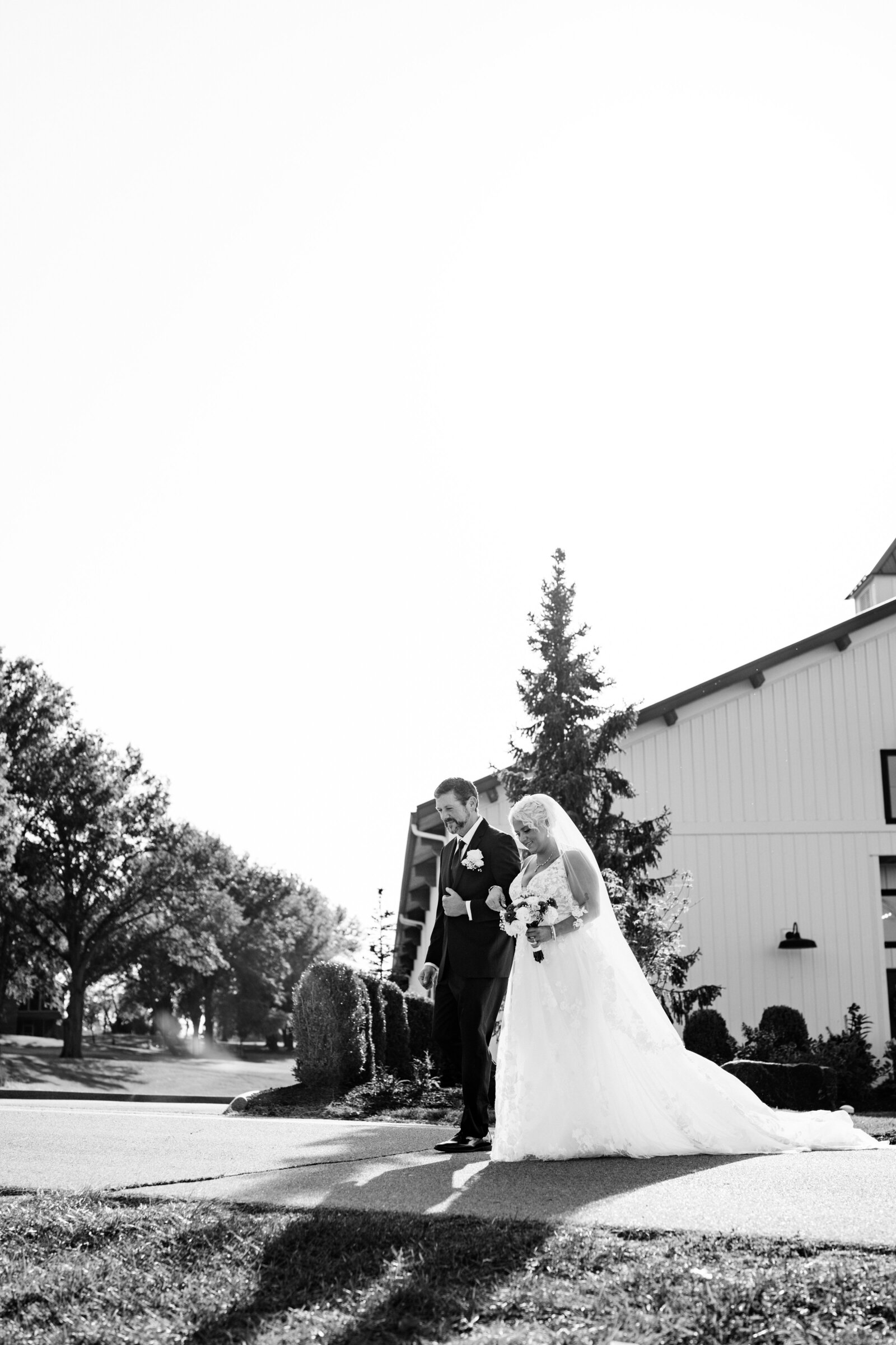 Bride walking down the isle in saint louis golf course