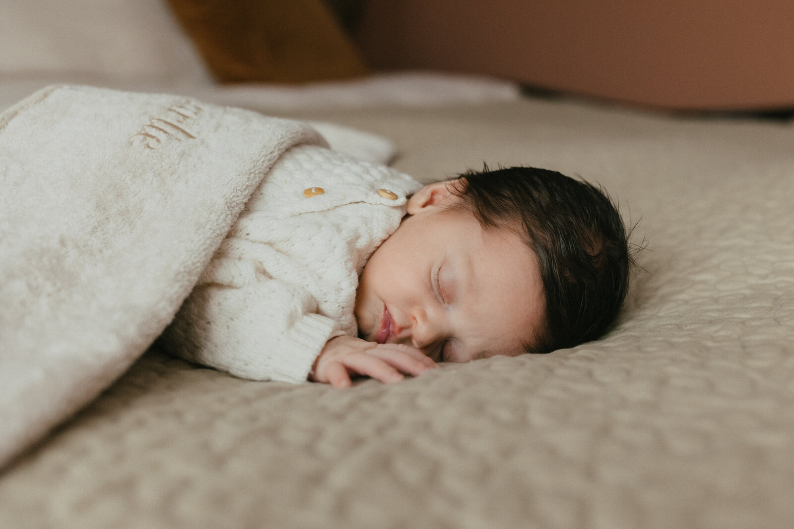 Newborn baby fotoshoot aan huis op bed