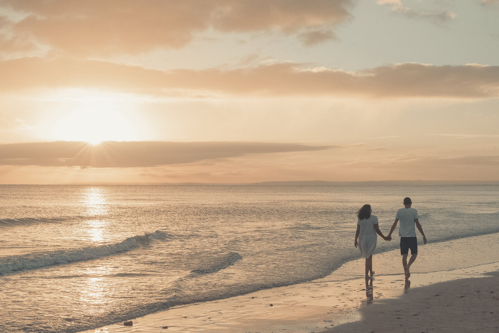 Couple marchant le long d'une plage de Bretagne