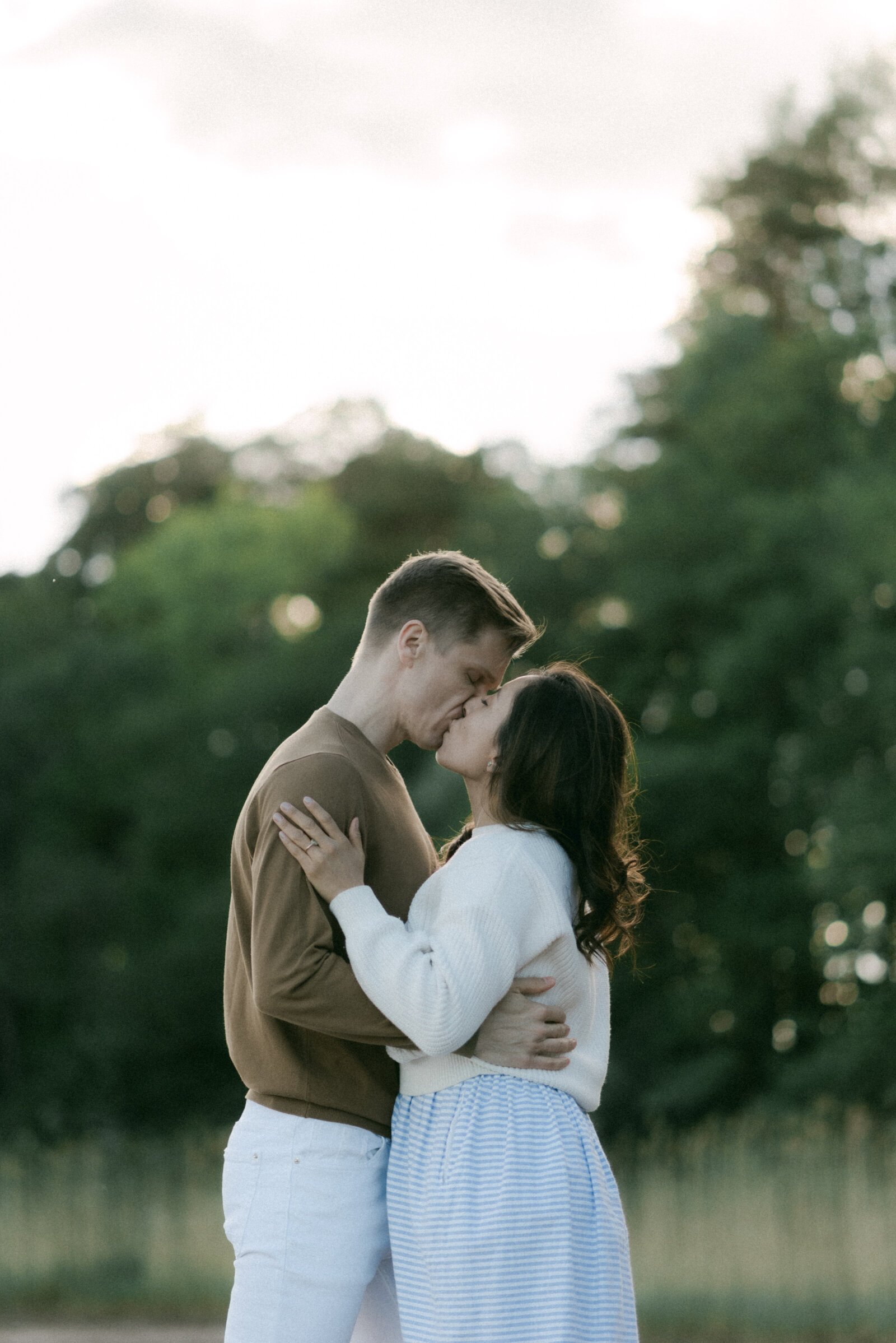 Couple on a beach on a photography session with photographer Hannika Gabrielsson