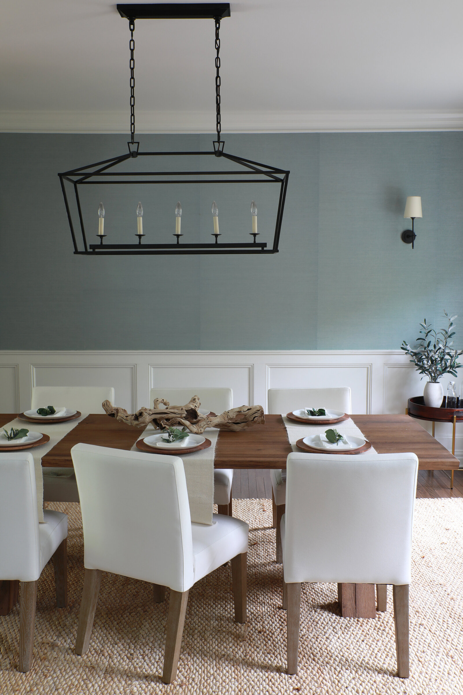 MODERN-COASTAL-DINING-ROOM-WITH-TABLE-SETTING