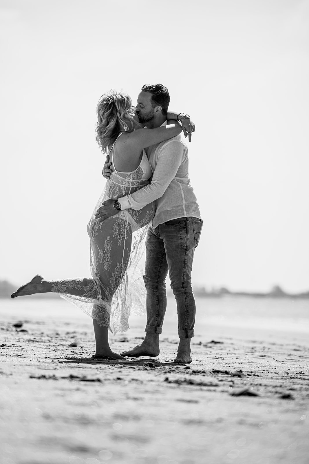 Zwangerschapsfotografie vol emotie en zachtheid, gemaakt door Nathalies Pictures in Nissewaard.