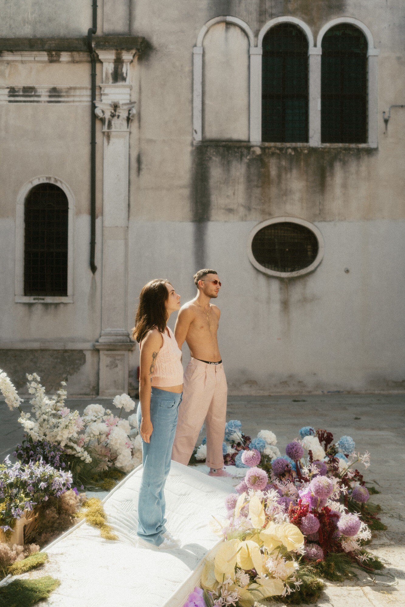 grungey-editorial-couples-photoshoot-venice-Italy-42
