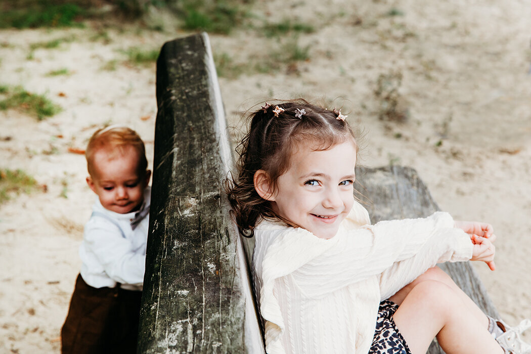 Broer en zusfoto, gezinsfotografie, gezinsfoto's Brabant