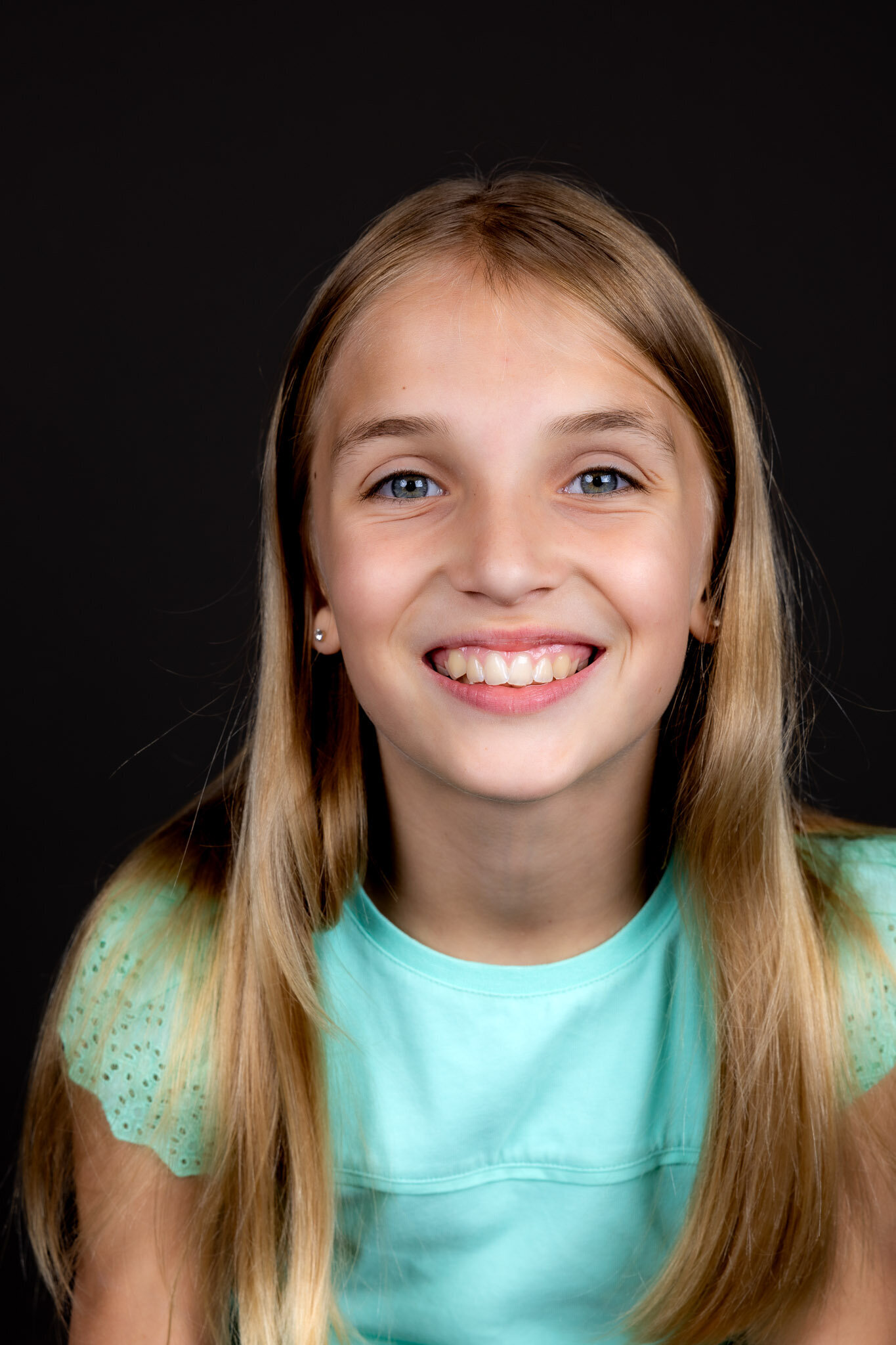 studioportret-portretfoto-Hellevoetsluis-zwarte-achtergrond-fotograaf-professionele-fotoshoot-119