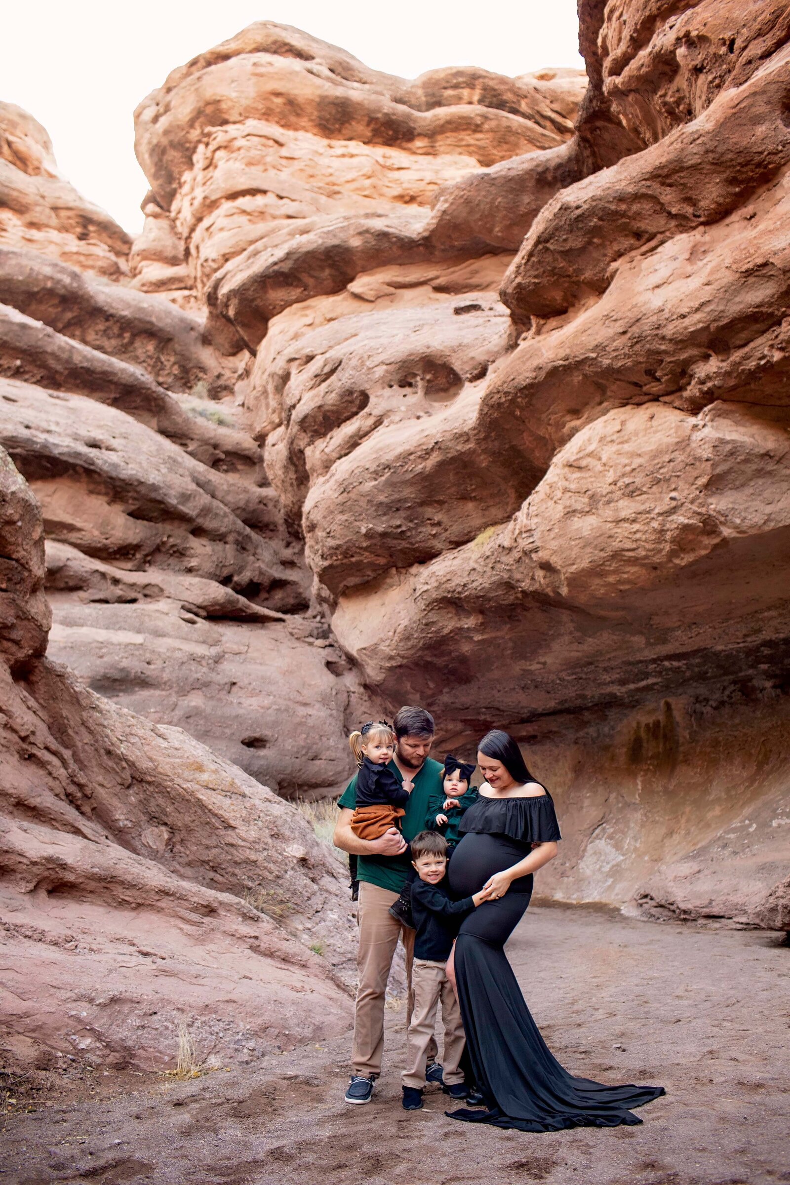 Maternity-session-slot-canyon-ABQ-black-wardrobe