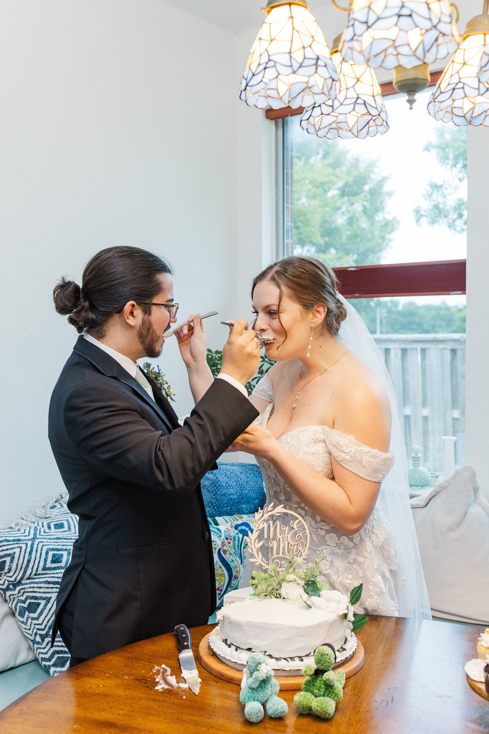 Dallas-wedding-cake-cutting