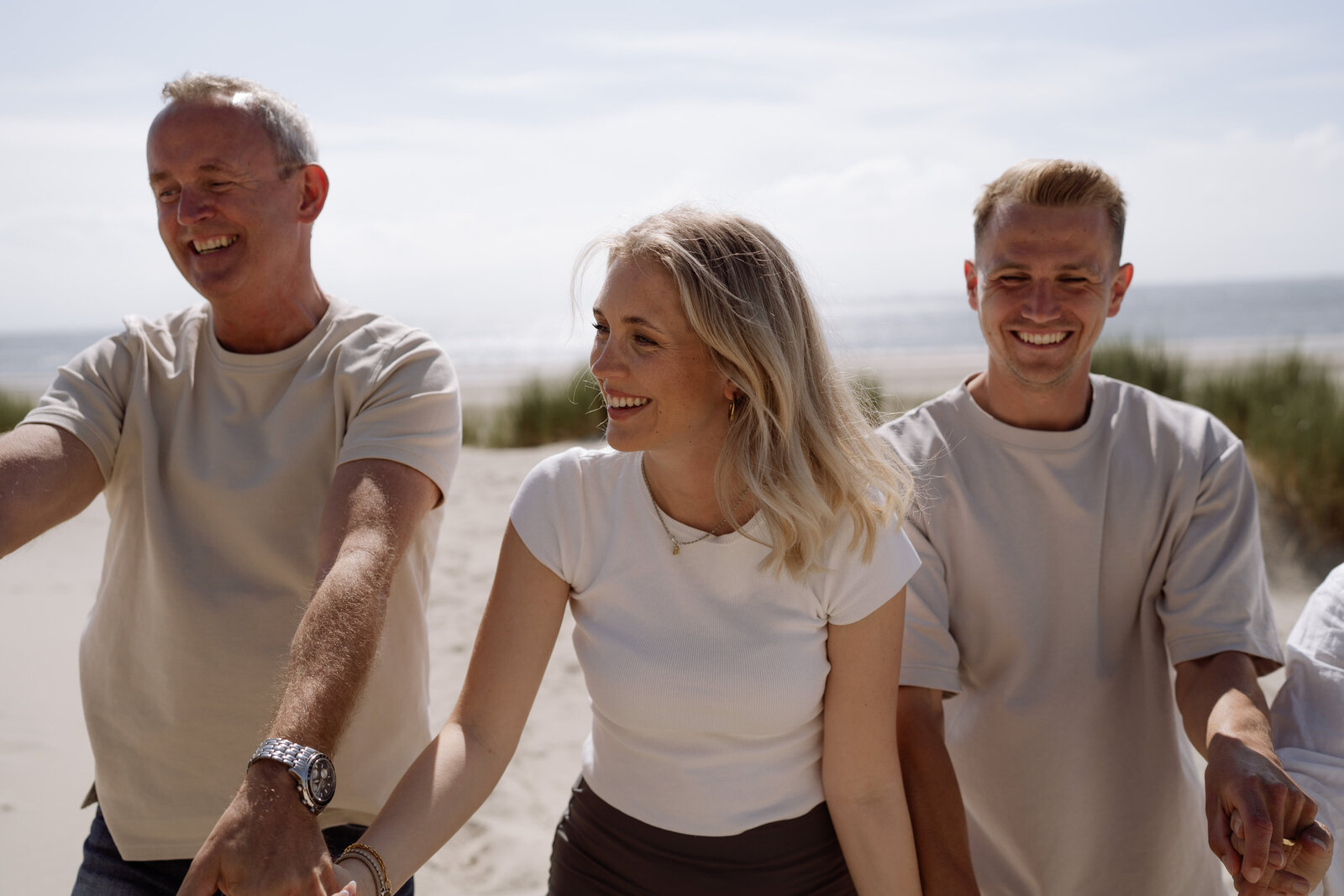 meike molenaar fotografie gezinsshoot wandelend op het strand