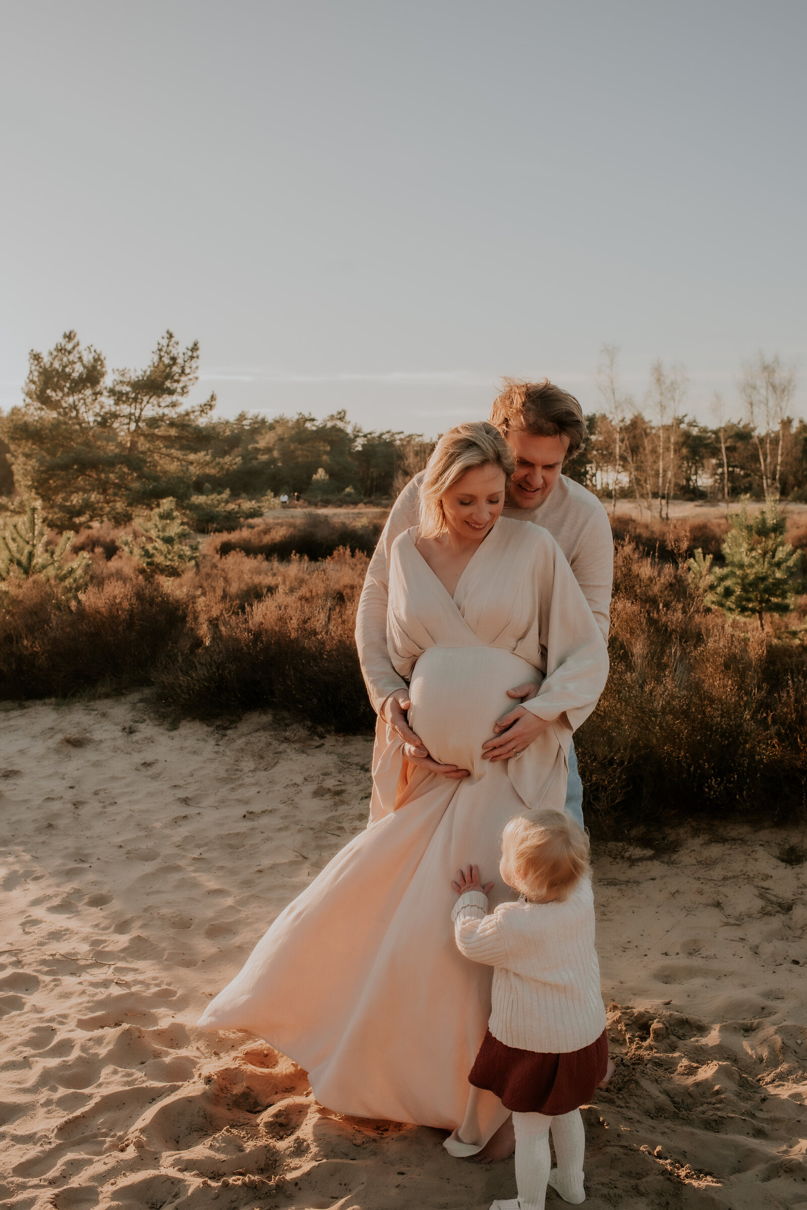 Familie- en zwangerschapsfotoshoot, liefdevolle momenten vastgelegd met grote zus in de Kalmthoutse heide.
