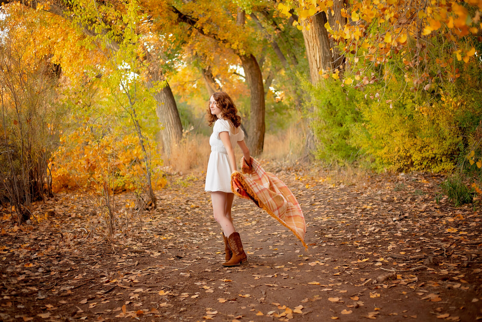 NM-fall-senior-session-spinning-with-a-blanket