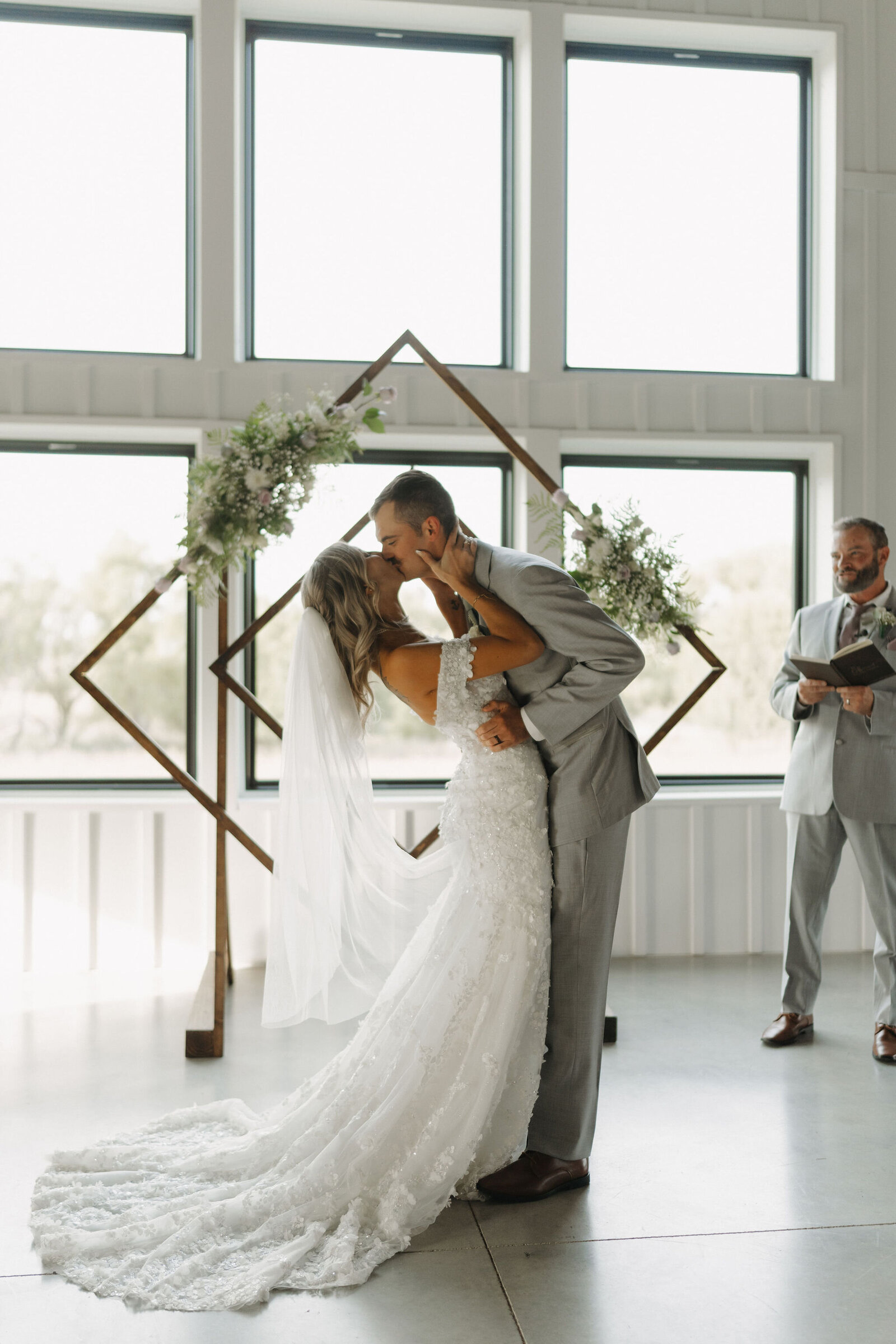 wichita-kansas-oak-hollow-venue-wedding-photographer-shelby-laine-24