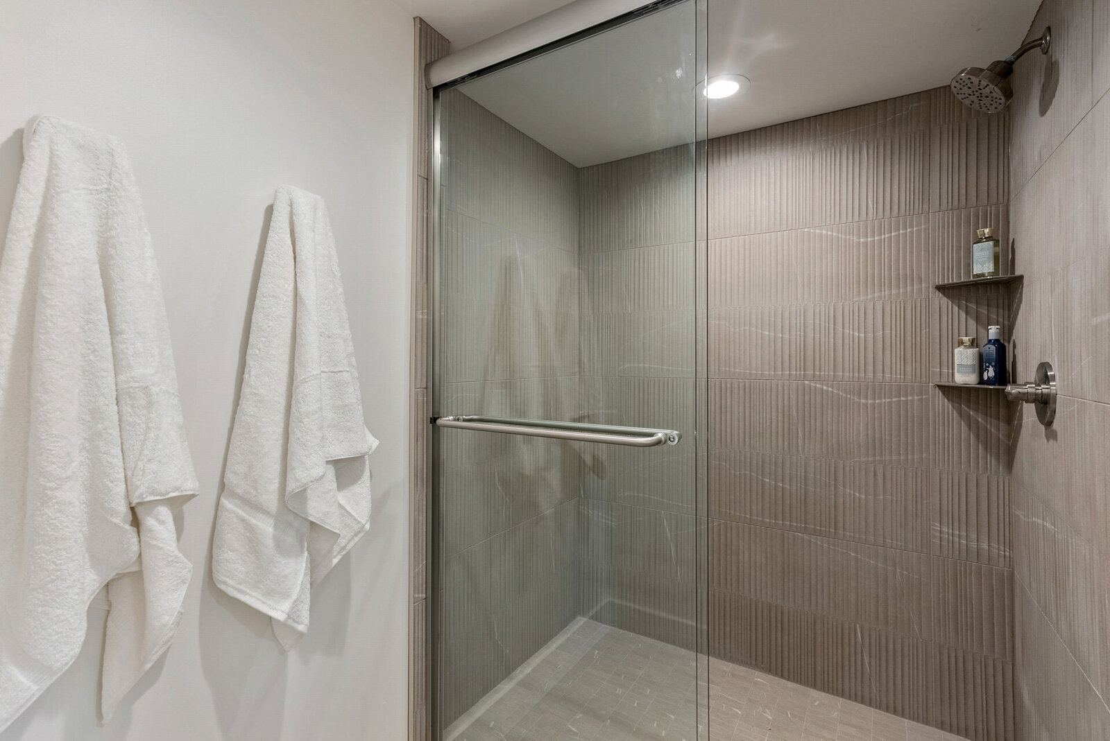 Vacation-Home-Interior-Designer-Chalet-and-Co-modern-walk-in-shower