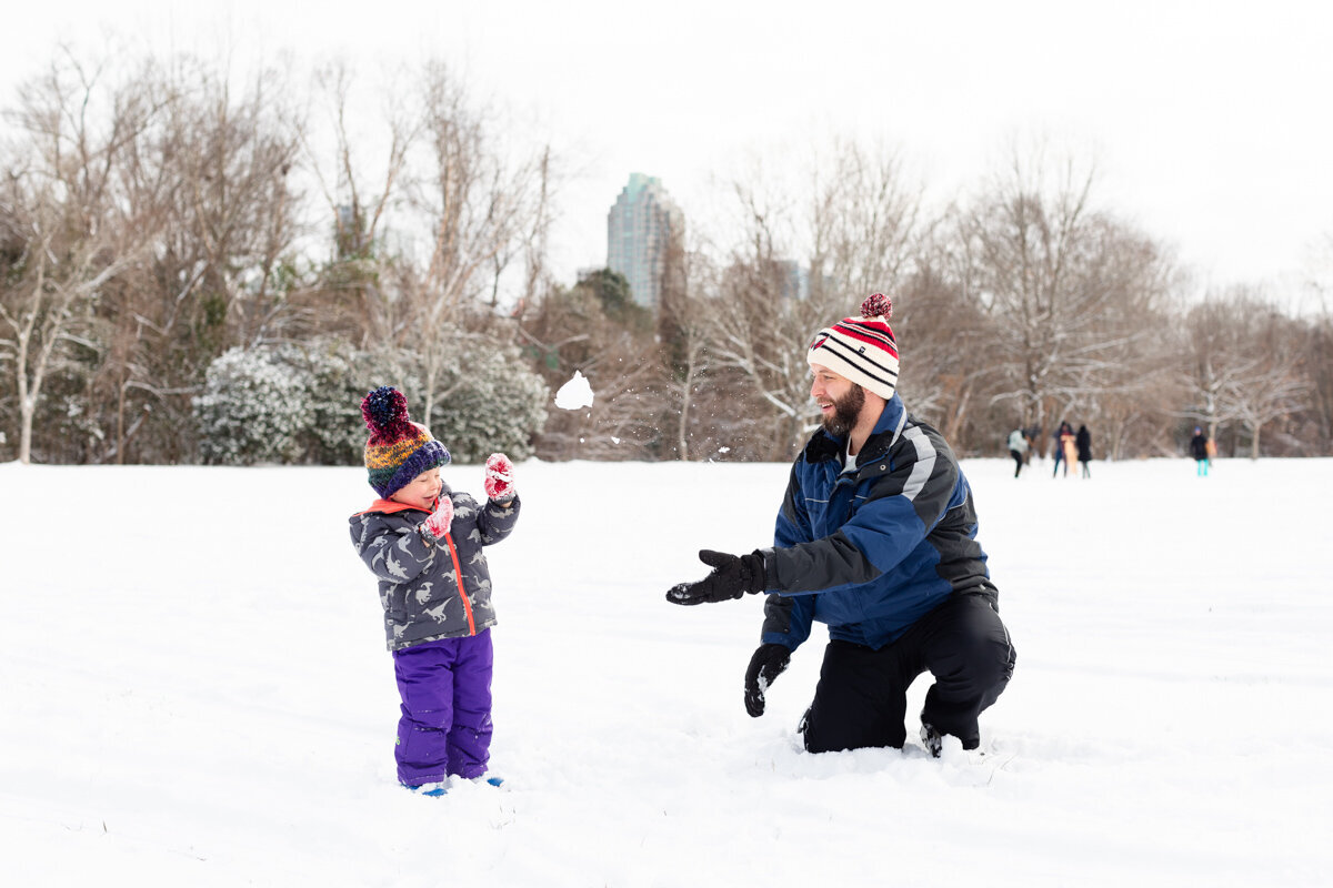 LightCreative_202201_DorotheaDixParkSnowDay_RaleighDocumentaryFamilyPhotographer_005_blog
