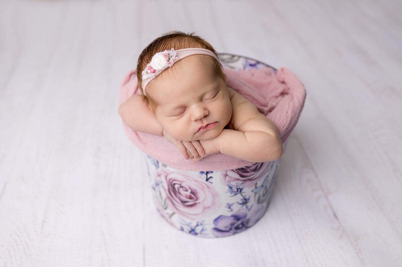 in-home_newborn_lifestyle_photography_baby_girl_Louisville_KY_photographer