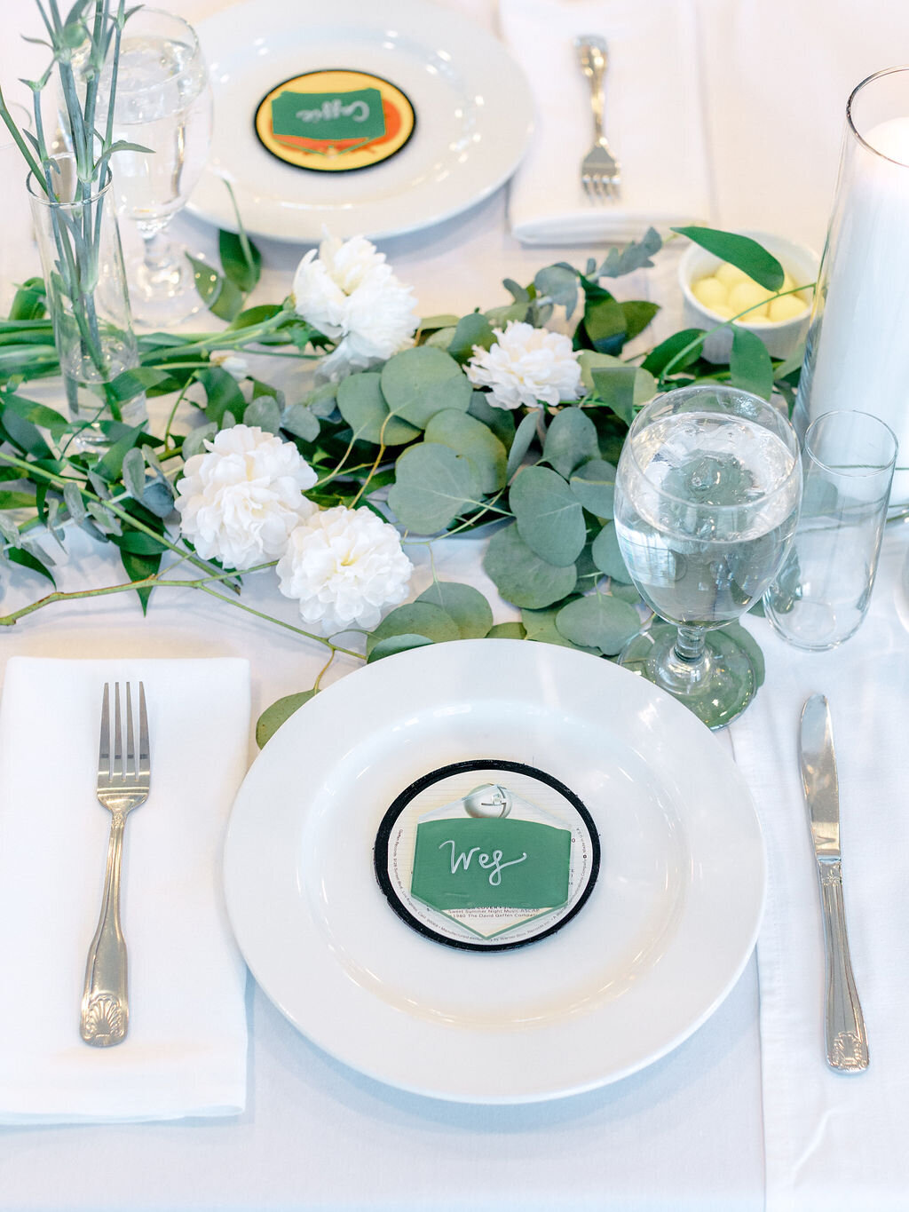 place-setting-wedding-Eucalyptus-white-floral-modern-elegant