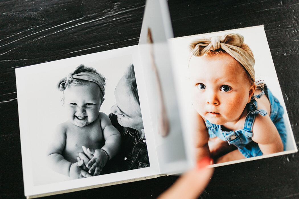 1jaarfotoshoot, babyportret, 1jaarfotostudio, kinderportretwitteachtergrond, kinderfotograafbrabant, rucphen schijf, kleinzundert, bosschenhoofd, halderberge, bergenopzoom, ettenleur, koffietafelboek