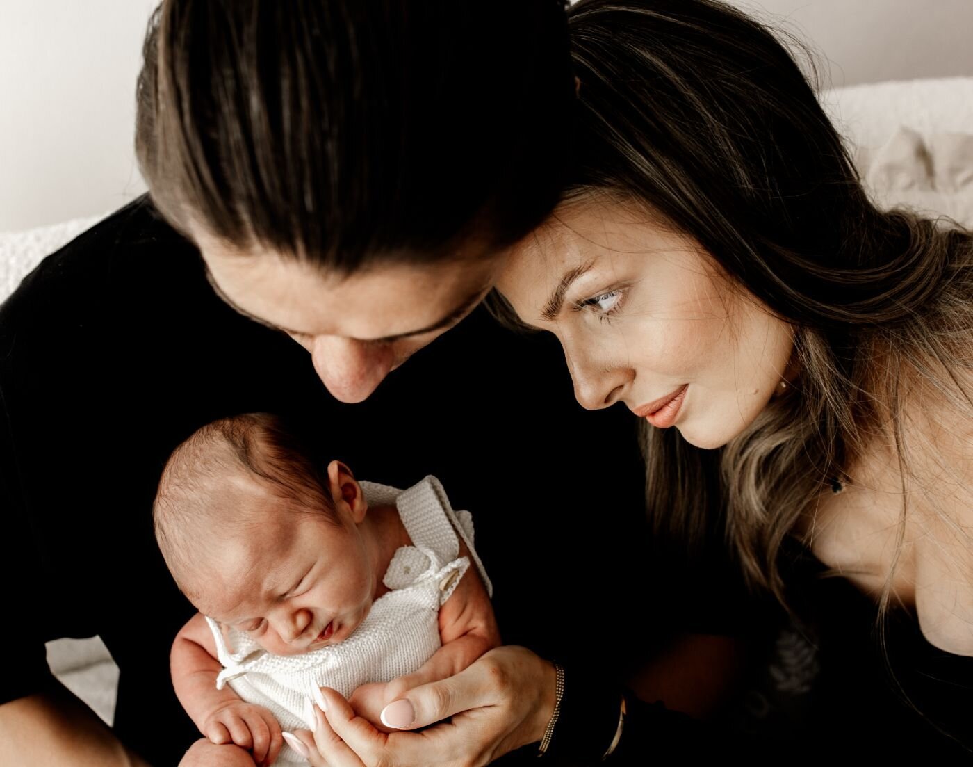 ruaa-hamdan-photography-manchester-newborn-parents-cuddle