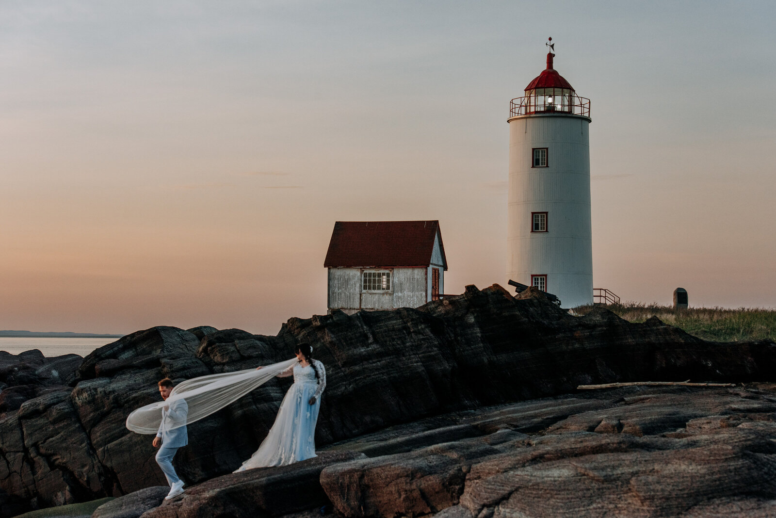 love-is-nord-mariage-intime-ile-verte-elopement-0016