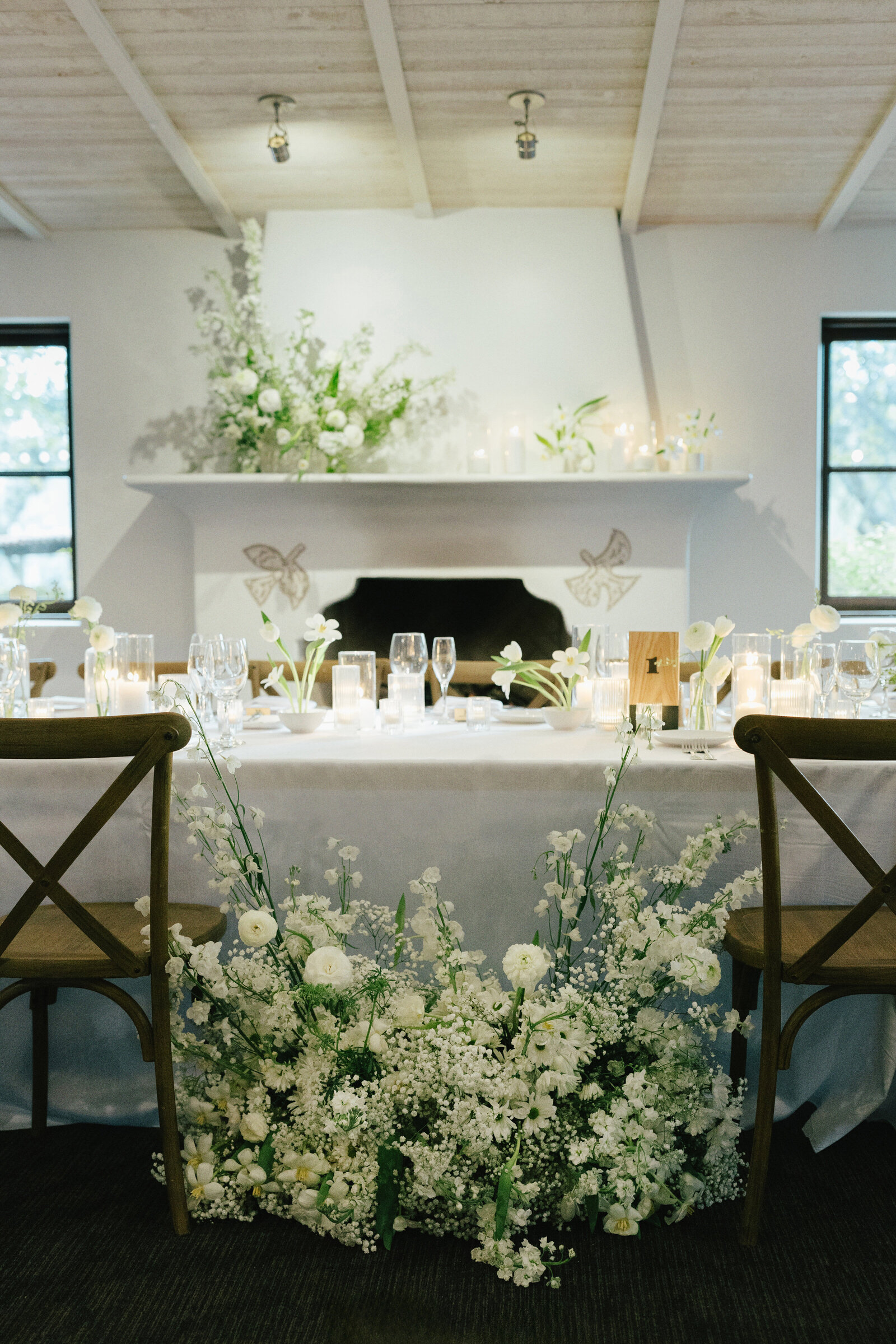 el-chorro-reception-head-table-ground-floral-white-greenery