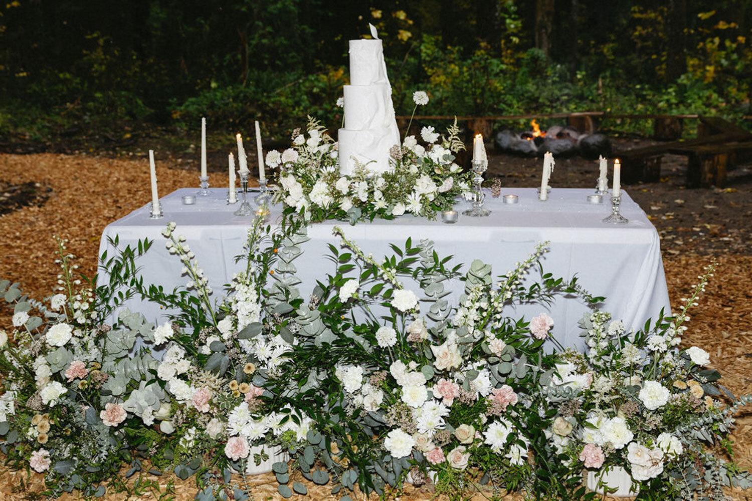 Wedding cake in a table surrounded by florals