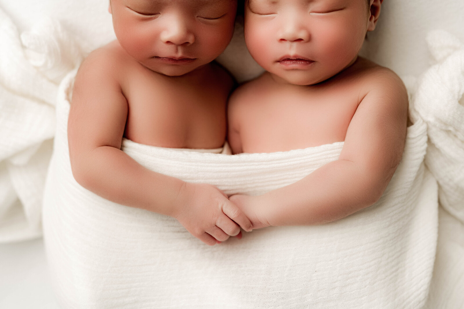 Twins_newborn_charlotte_nicsostudio_-9