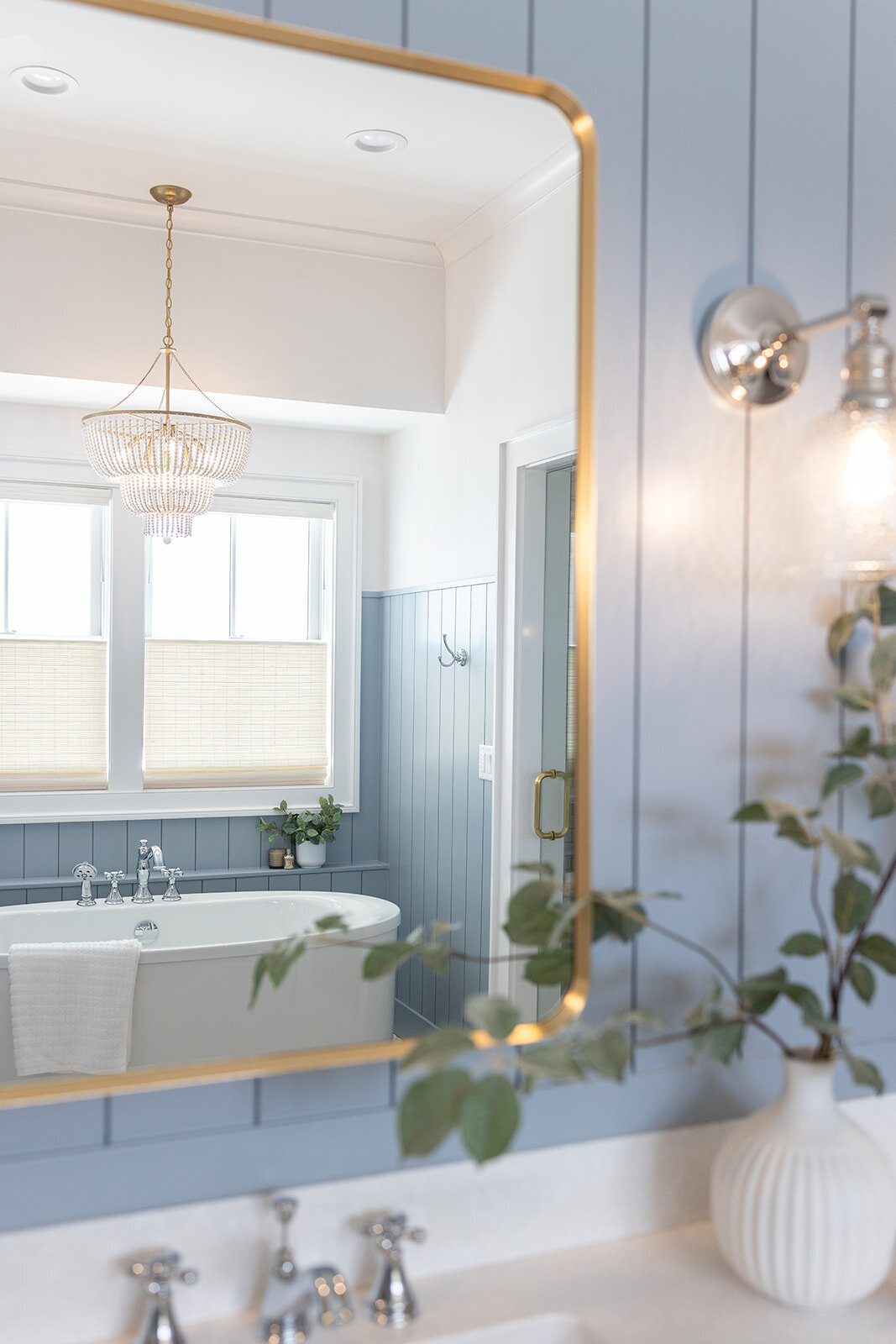 michele rosenboom design cozy colonial guest bathroom 7