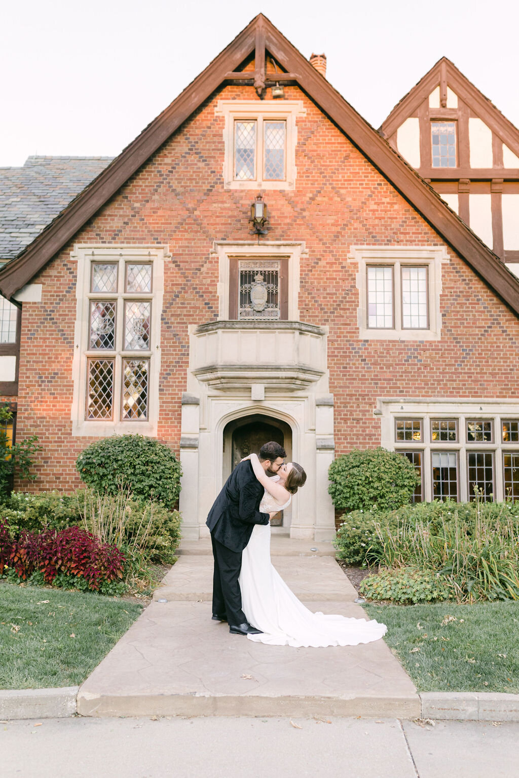 darylbattphotography-wedding-photography-rollins-mansion-front-door
