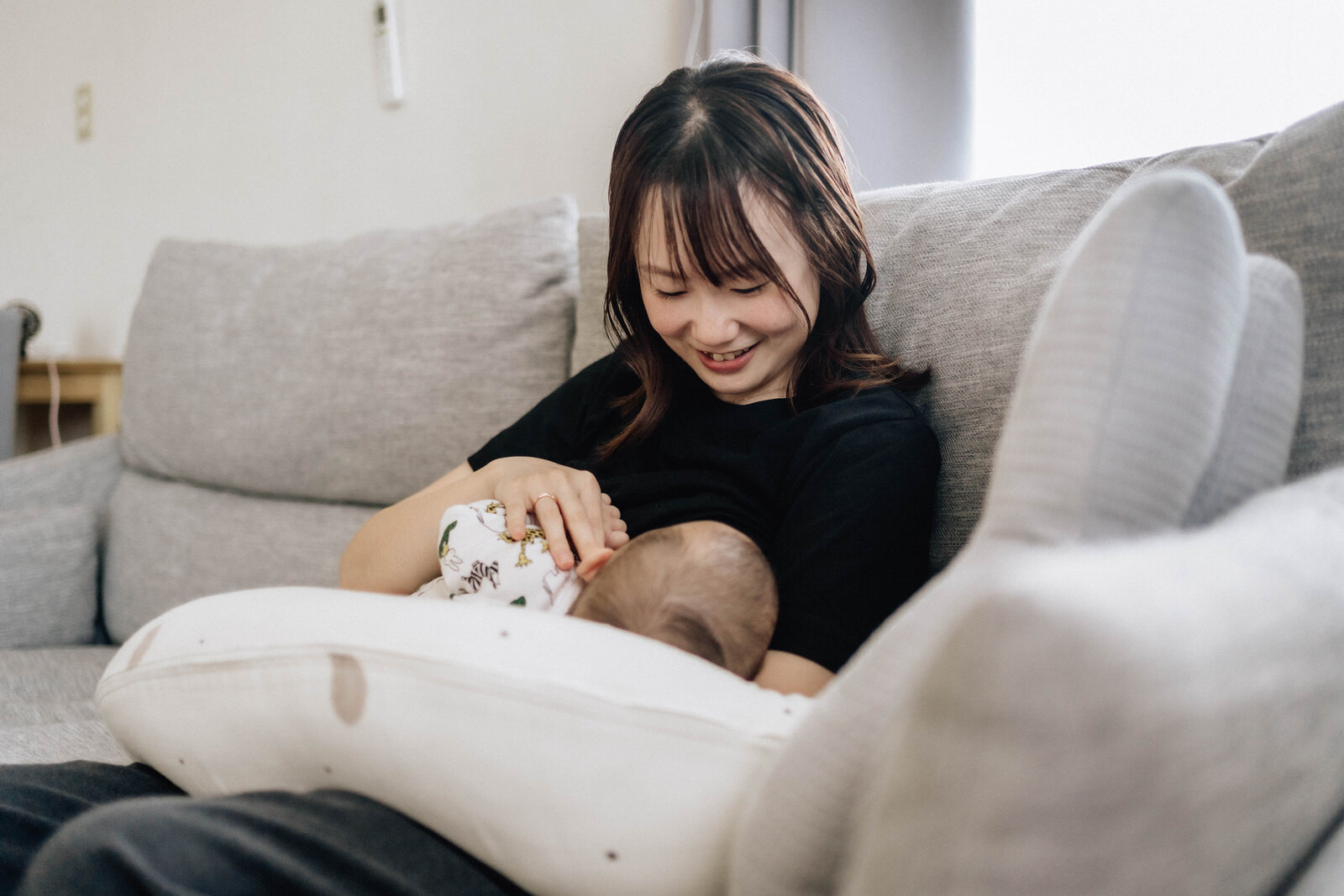 お母さんが授乳している