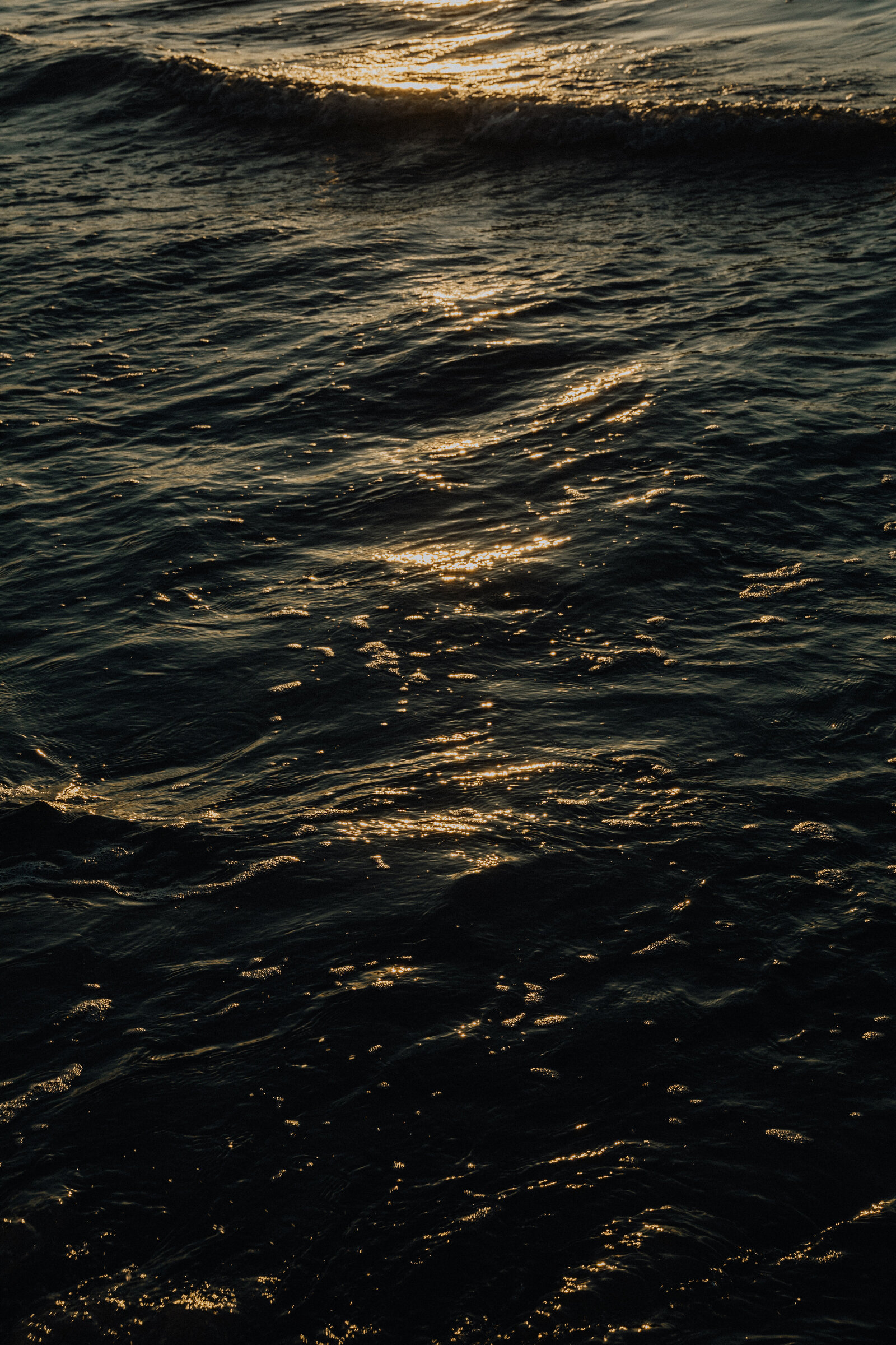 kaboompics_dramatic-background-images-of-wavering-waters-32803