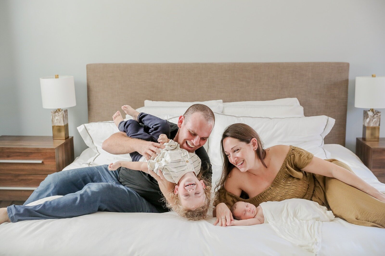 florida-family-with-newborn-in-bedroom
