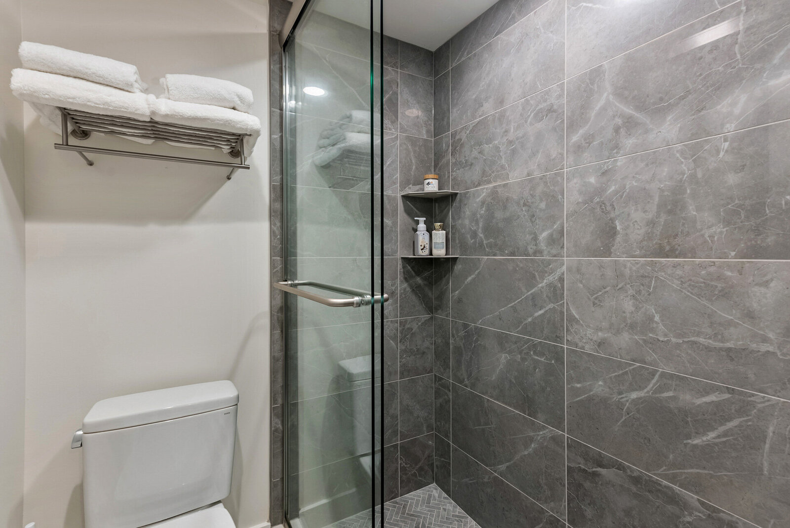 Vacation-Home-Interior-Designer-Chalet-and-Co-walk-in-shower-gray-marbled-tile
