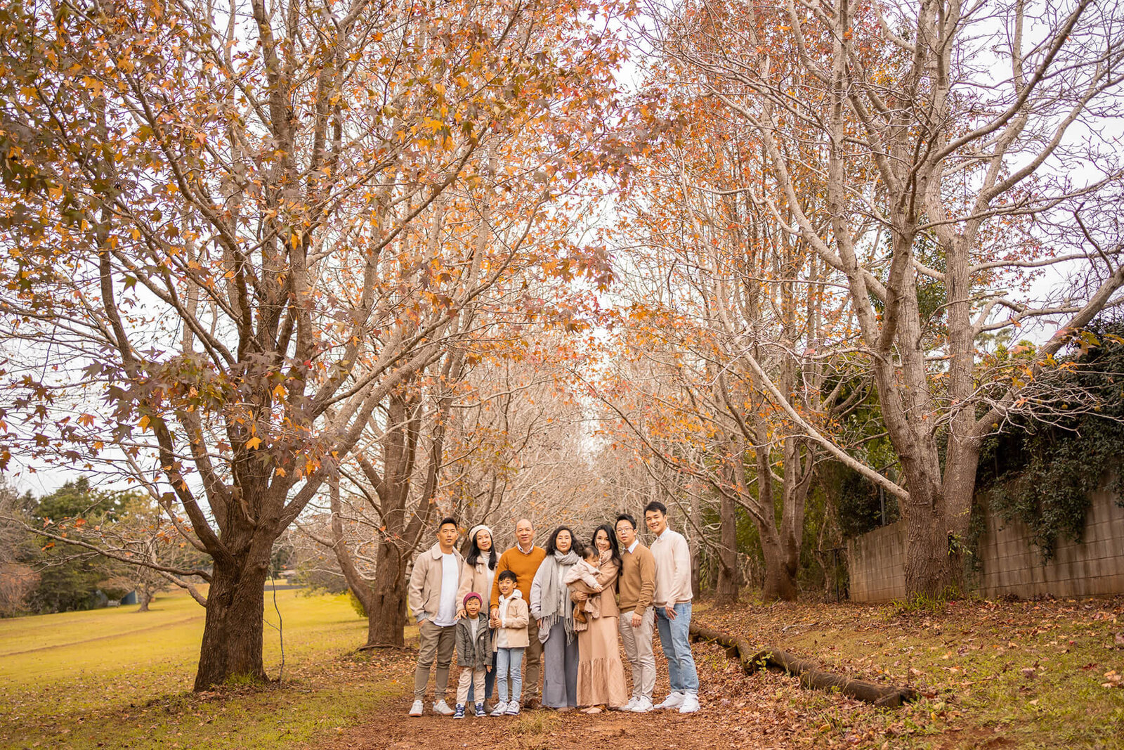 fall family photography outfit ideas for extended family outdoor on cold day