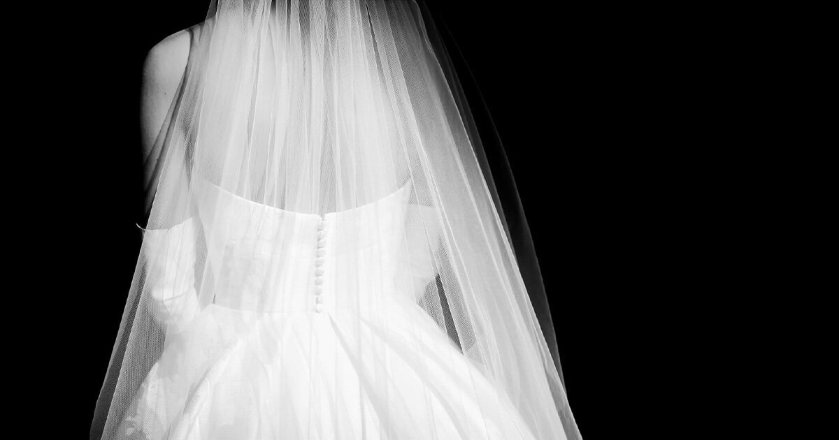 black and white image of the back of a bride heading into church in Manhattan