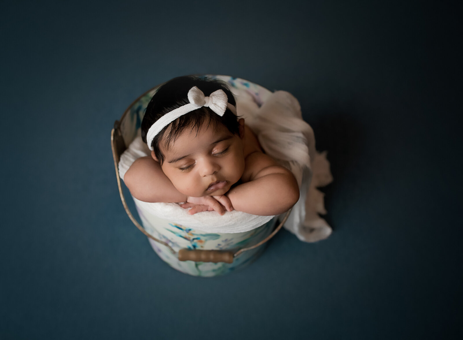 newborn-bucket-posing