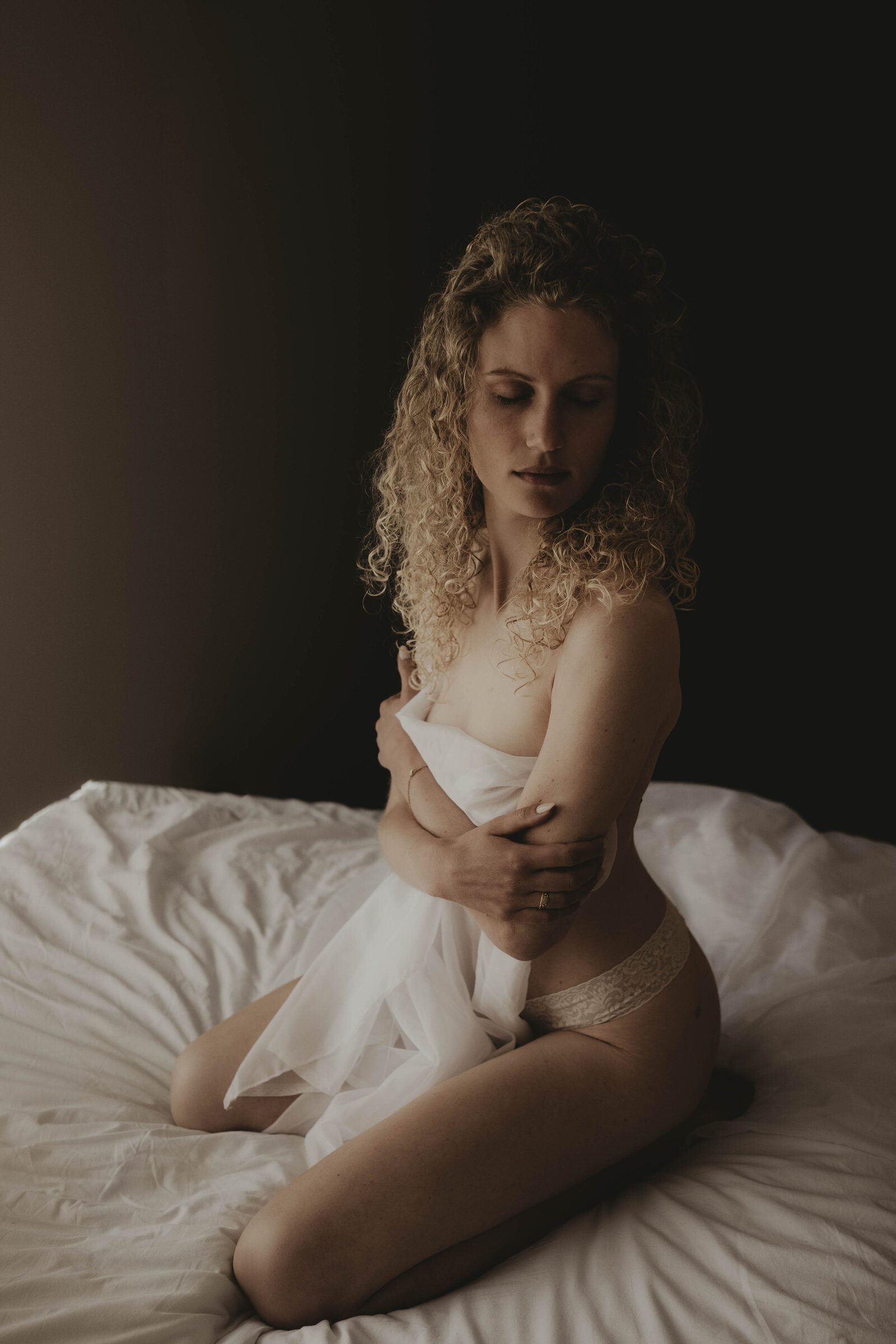 2025 05 Foto's van Kel 2025 - Boudoirshoot daglichtstudio krullen -18
