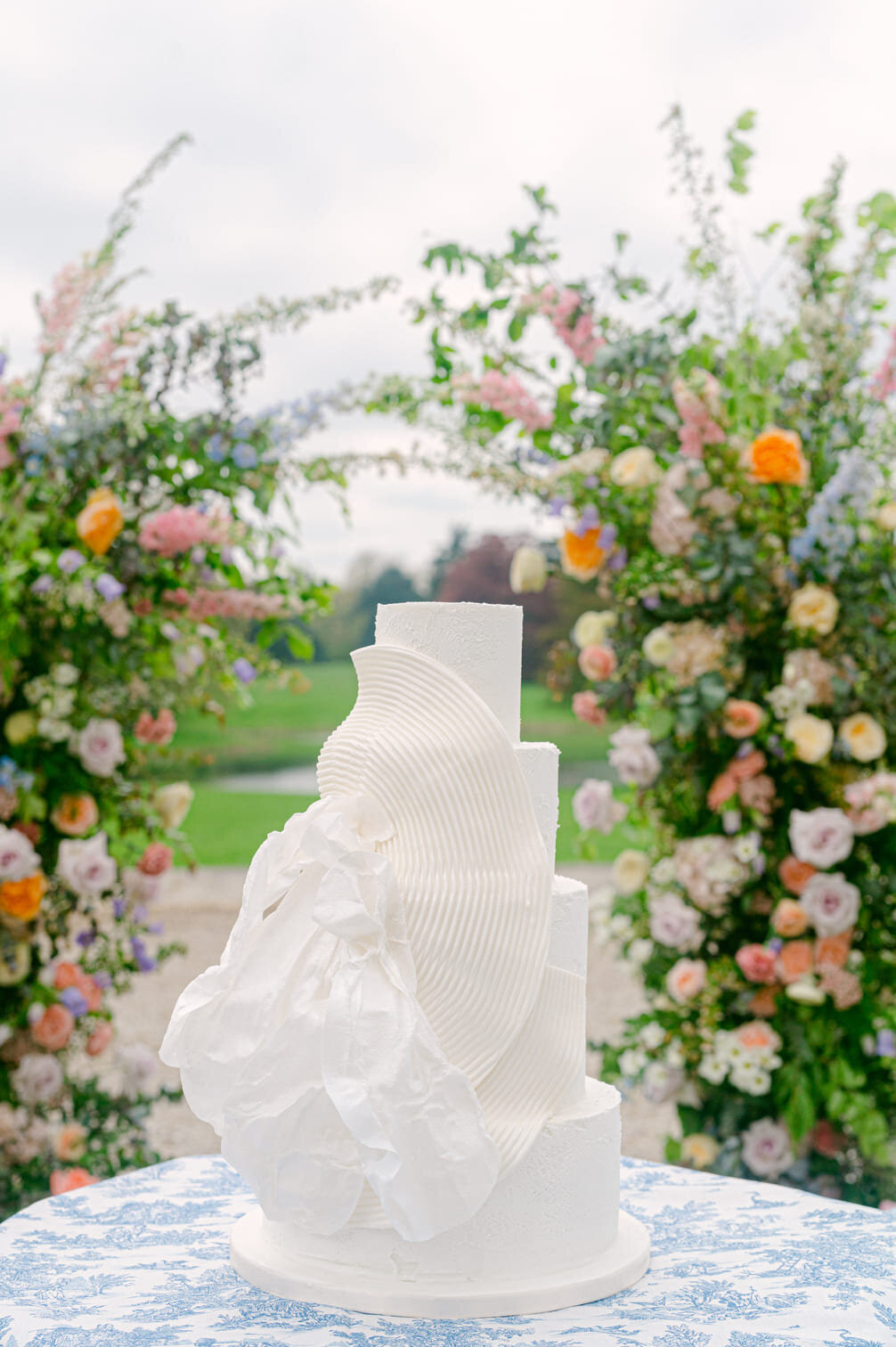 Chateau-Ferriere-wedding-arche-exterieur-fleurs-naturelles