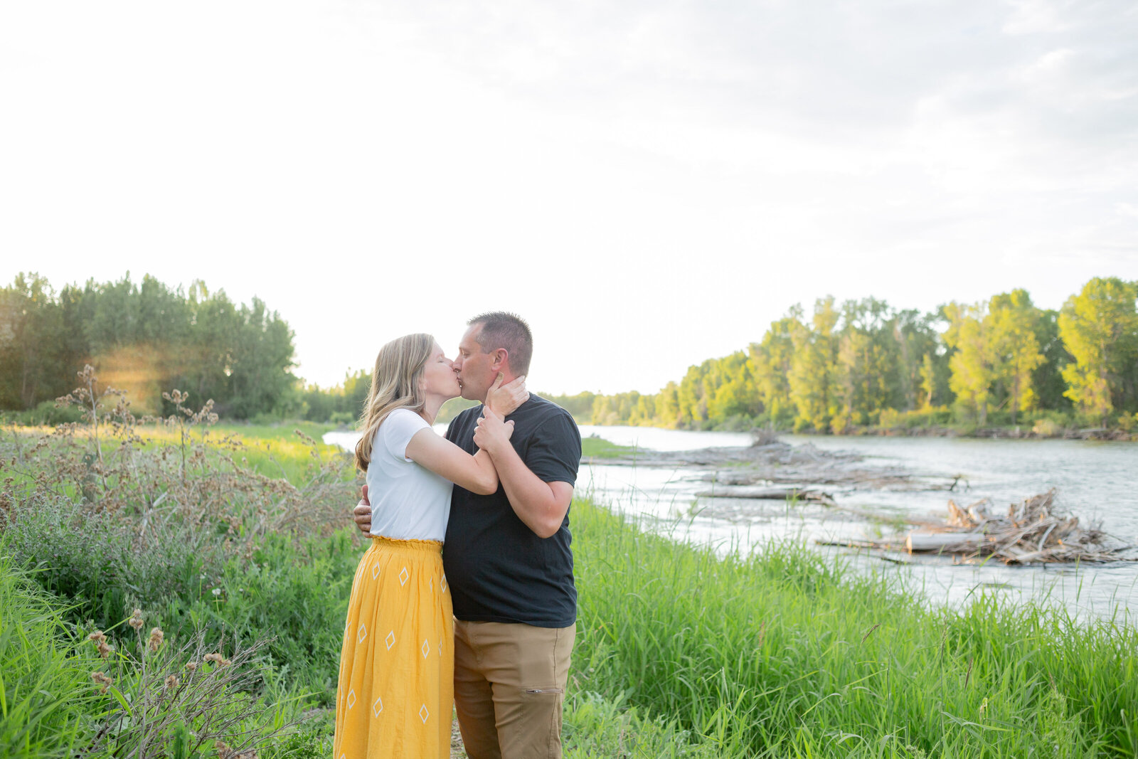 Seattle Wedding Photographer captures legacy couple kissing with the snake river in the background