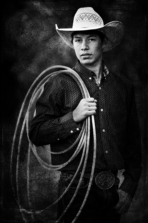 Black and white senior pictures in Shepherd Montana.