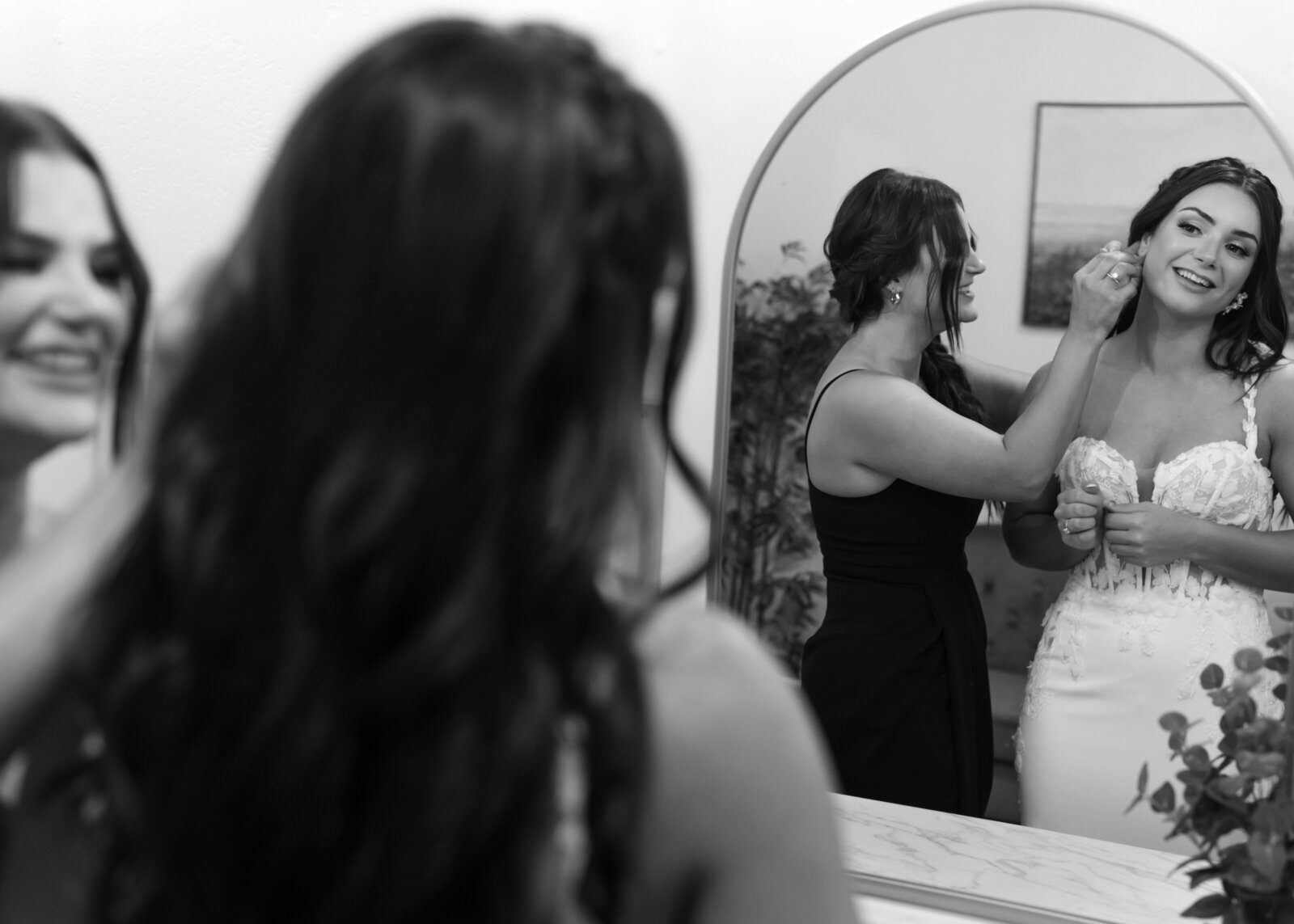 september-wedding-emmett-idaho-autumn-summer-black-tie-kayla-lucio-photo-castaneda-Sydney-getting-ready-58