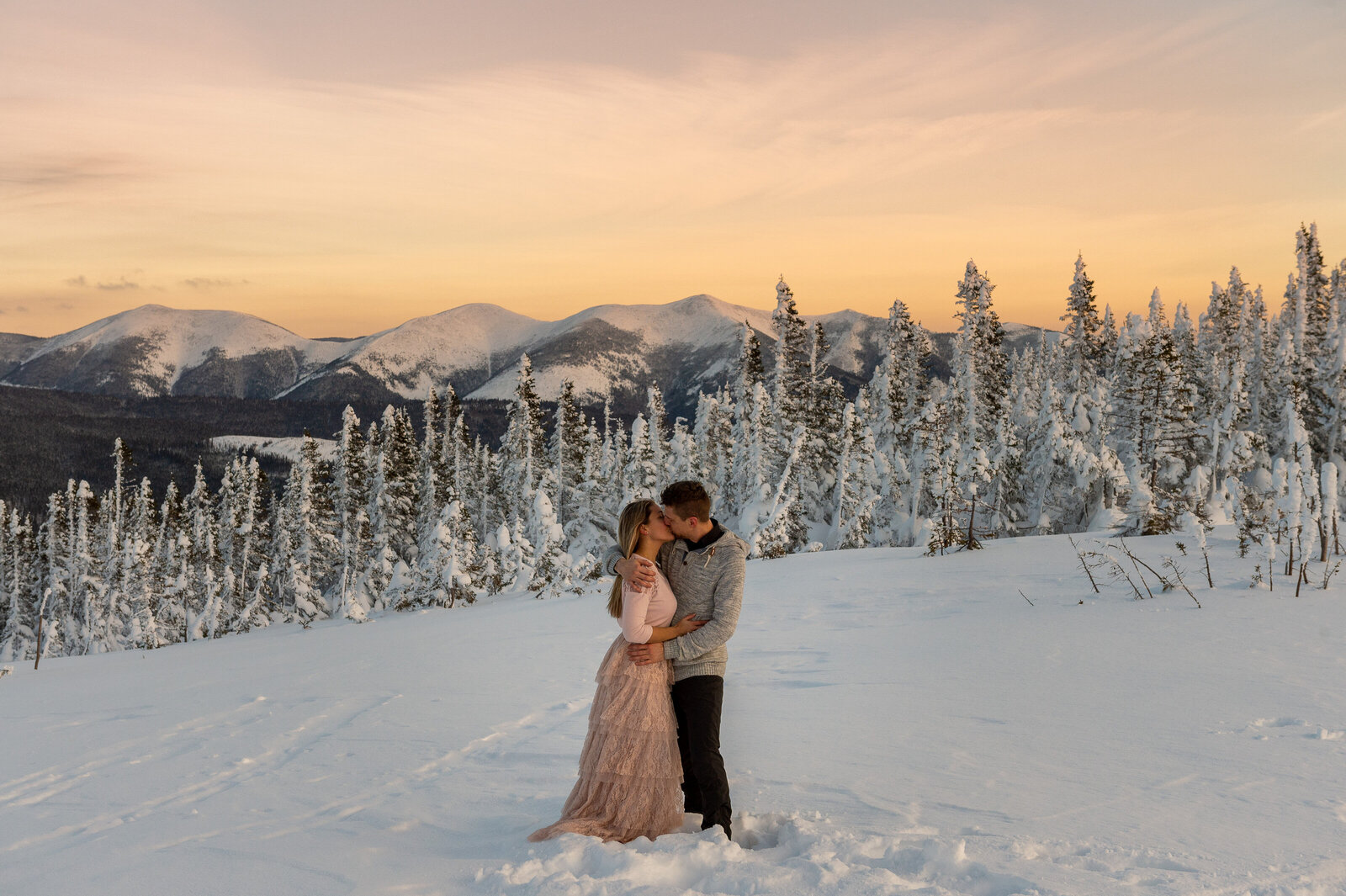 love-is-nord-quebec-photographe-mariage-intime-elopement-wedding-parc-gaspesie-hiver-montagne-0003