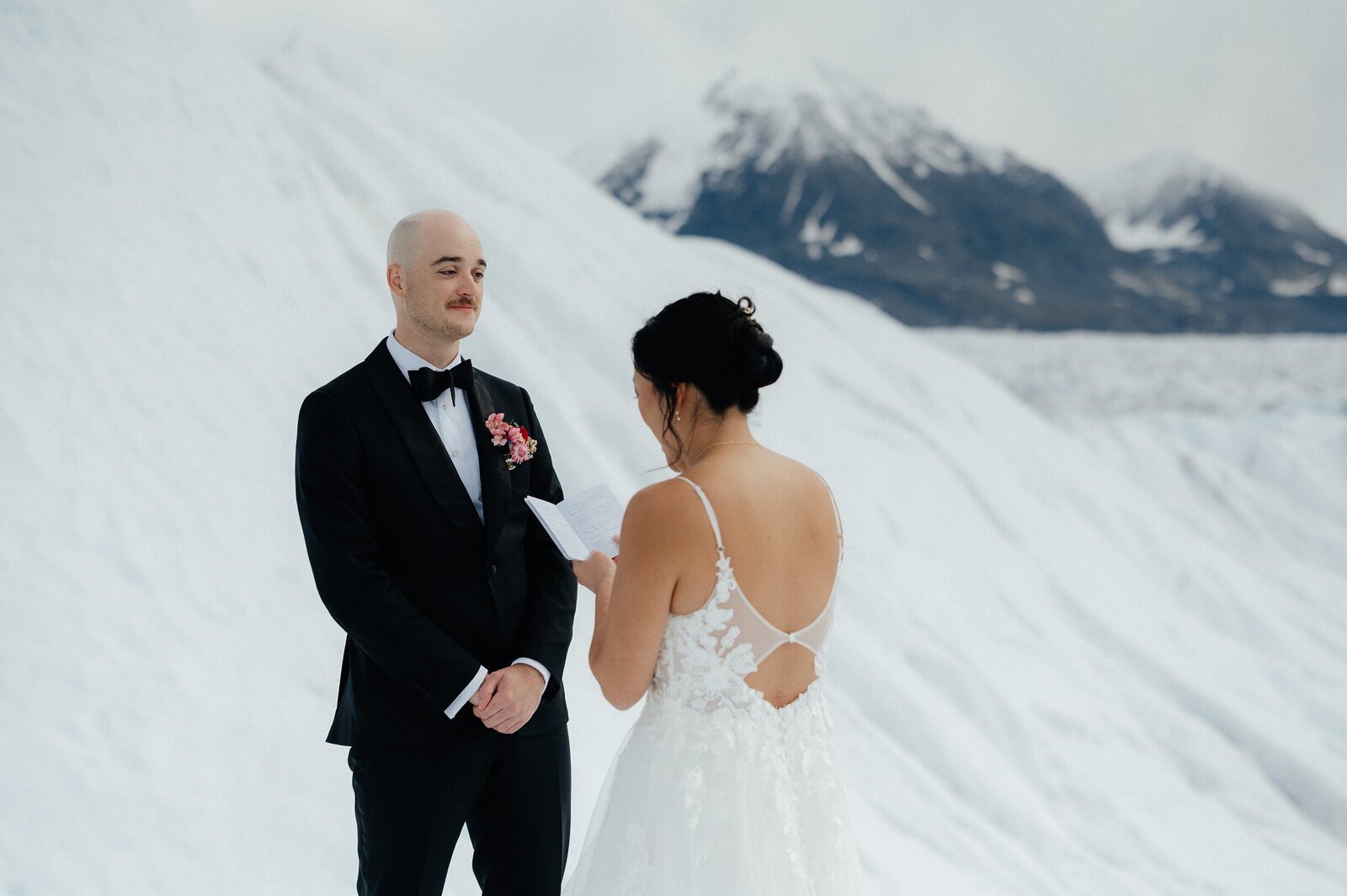 Christina+Matt_Knik-Glacier-Elopement_EmeliaKPhotography-24