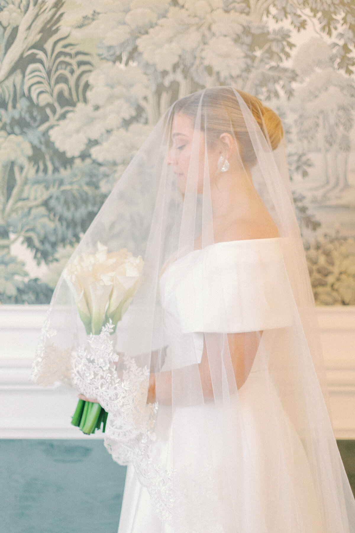 bride with veil in bridal suite