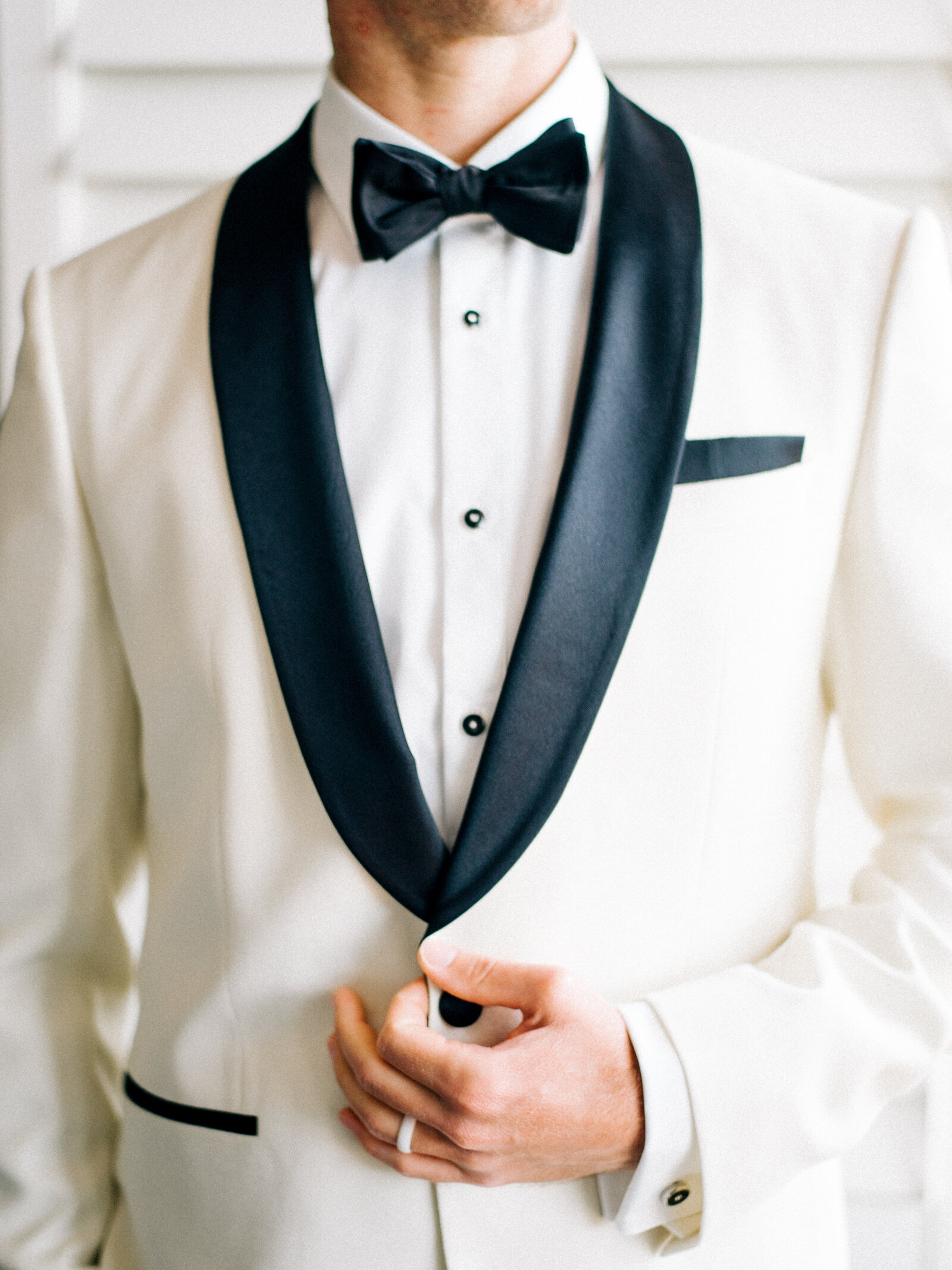 045-sean-cook-wedding-photography-groom-white-tuxedo