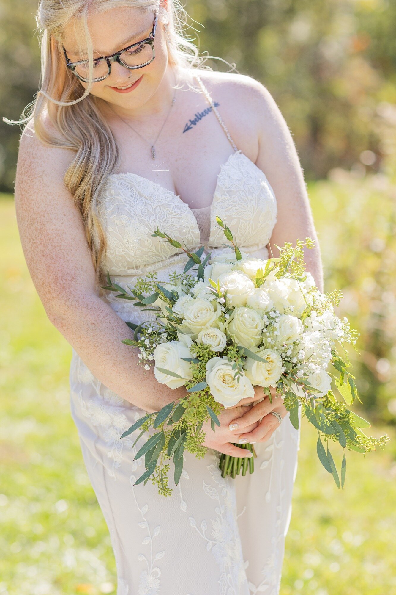 collins-ohio-bride-with-bouquet-2