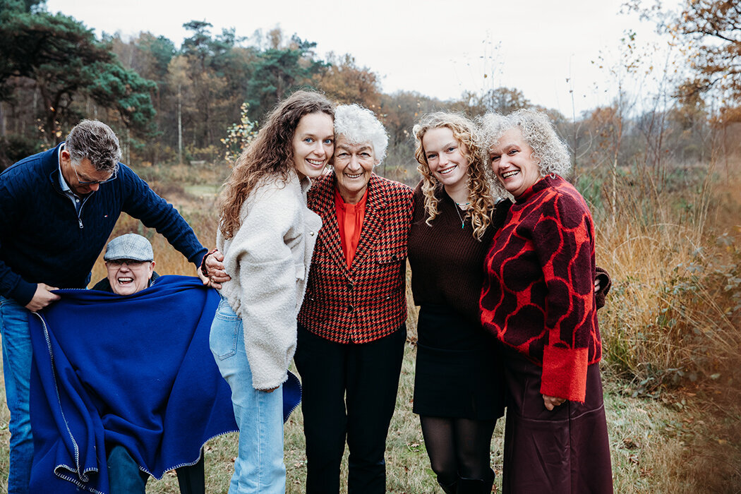 60jaargetrouwd, familiefotograafbrabant, bavel, ulvenhout, wernhout, spontanefamiliefotos, zundert, rucphen, halderberge, roosendaal, breda, diamantenbruiloft, bosschenhoofd, krochten, oudenbosch, bergenopzoom, grotefamiliefoto, schijf