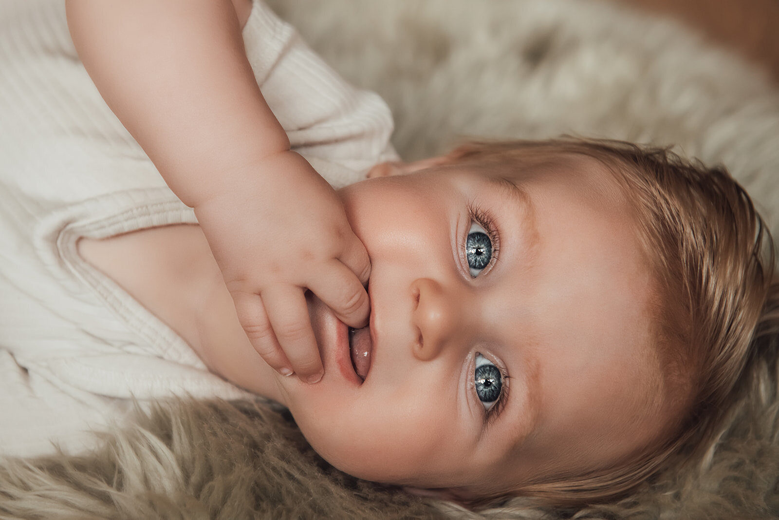 Babyfotografie met natuurlijke tinten en warme uitstraling