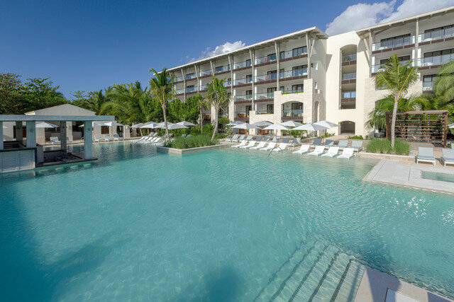 Escondida pool swim up